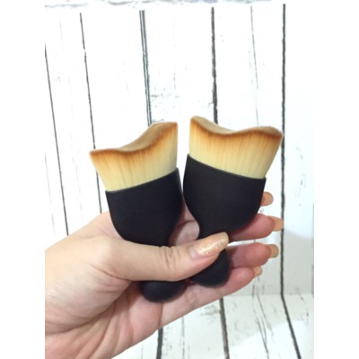 curved Brush / Kuas Make Up like Eity Eight
