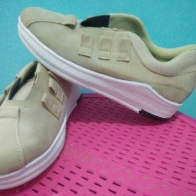 Sepatu sneakers