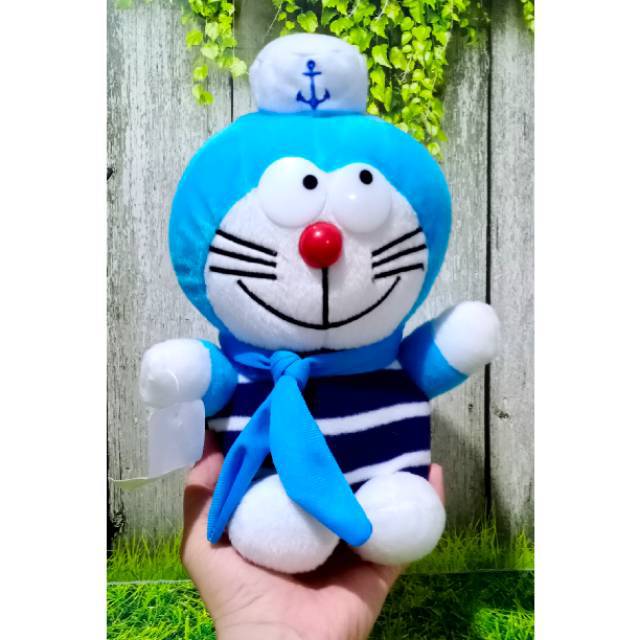 Boneka Doraemon pelaut