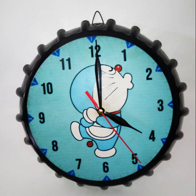 Jam dinding bentuk tutup botol Doraemon