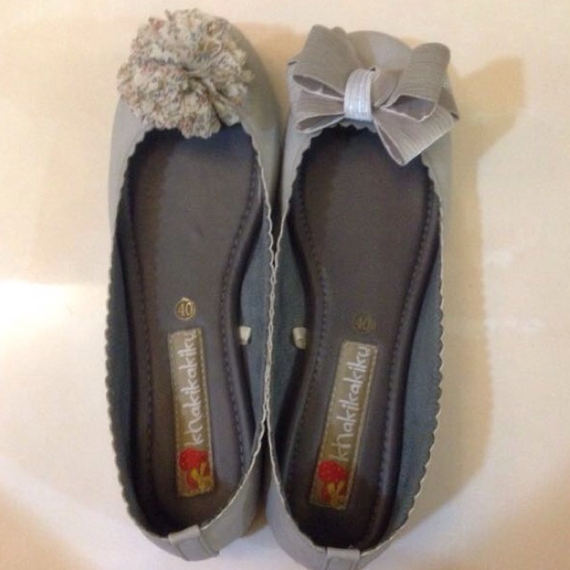 grey flatshoes