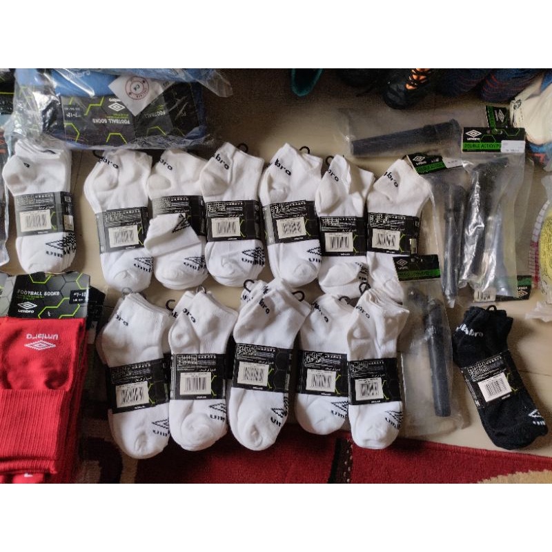 kaos kaki putih