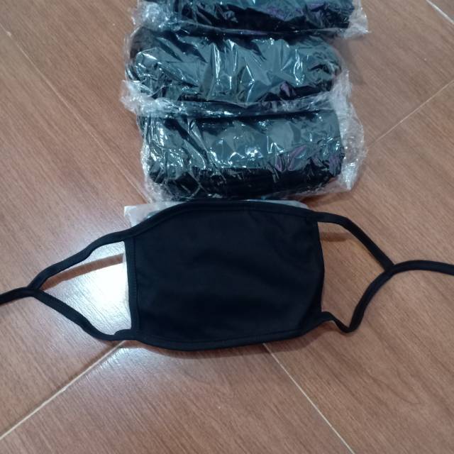 Masker kain hitam