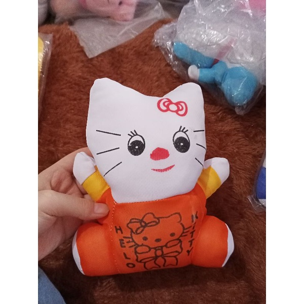 Boneka kecil karakter