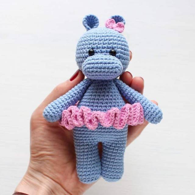 Boneka rajut hippo