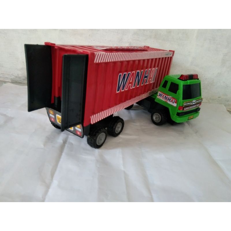 mainan truk kontener