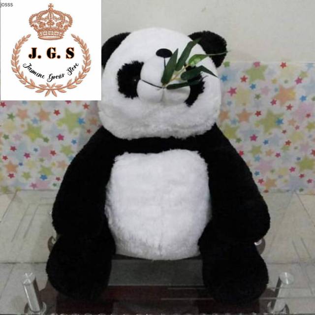 Panda jumbo duduk rumput