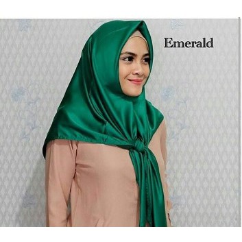 SEGIEMPAT SATIN POLOS