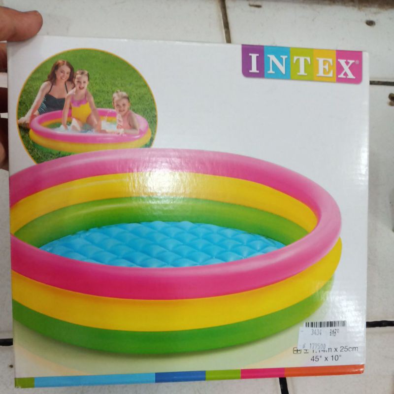 Kolam renang intex