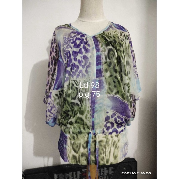 Atasan sifon berfuring, model batwing