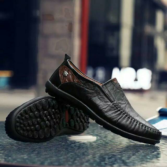 Sepatu kulit asli
