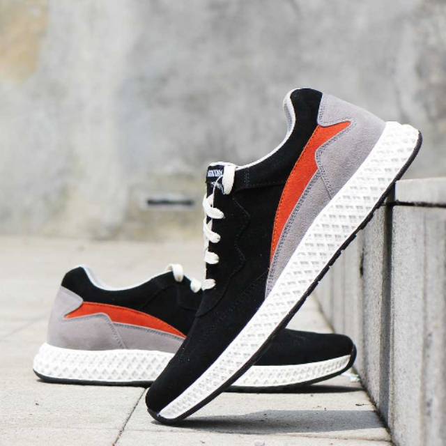 Sneakers pria