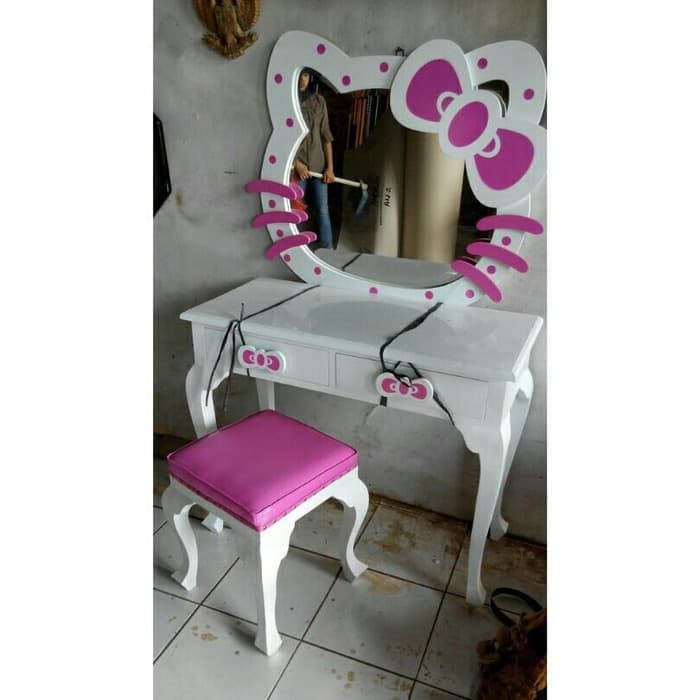 meja rias hello kitty
