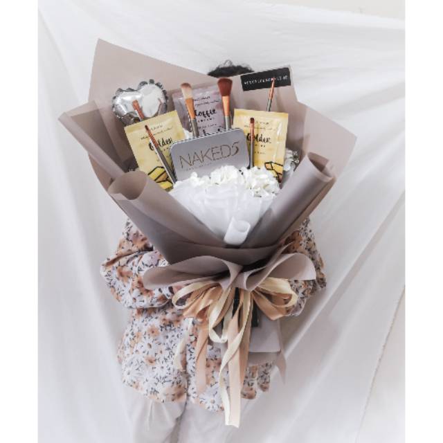 Buket masker dan brush makeup