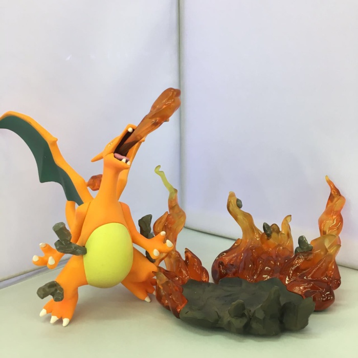 FIGURE POKEMON CHARIZARD WITH BOX