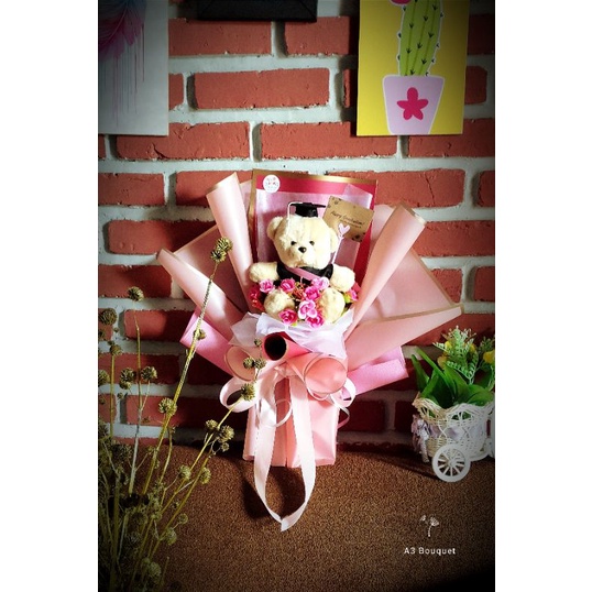 BUKET BUNGA BONEKA WISUDA