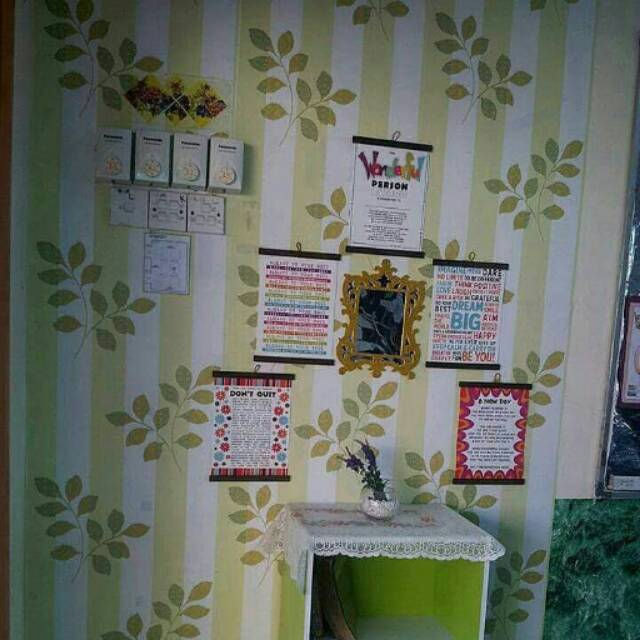 Wallpaper garis + daun