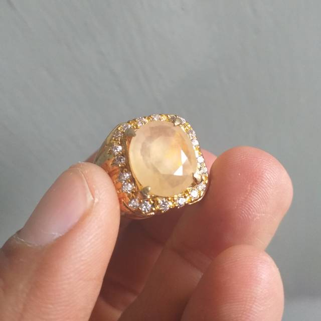 Batu yellow sapphier