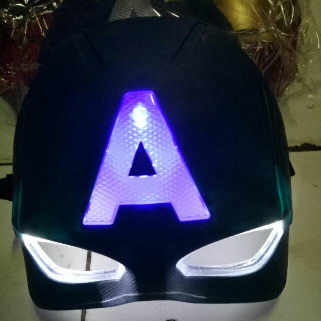 Mainan topeng karakter superhero