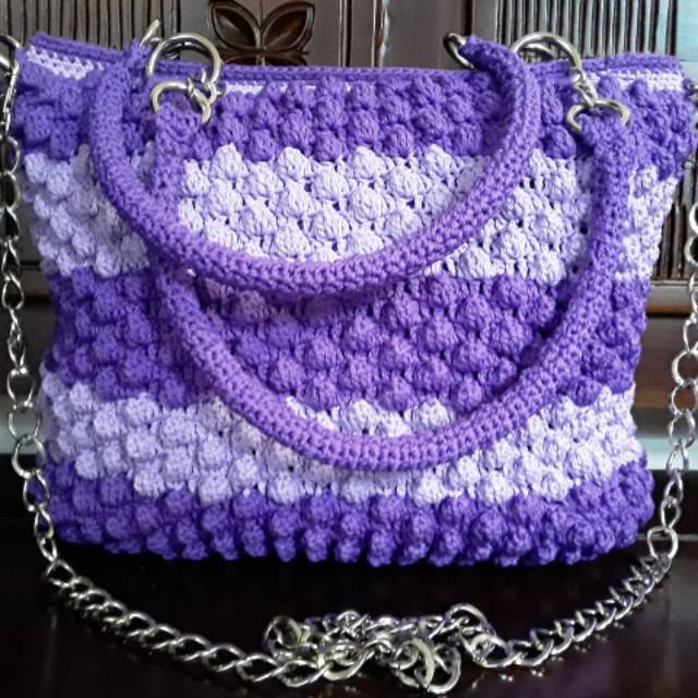 Tas rajut ungu.