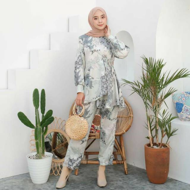 Dianiraa flowy set