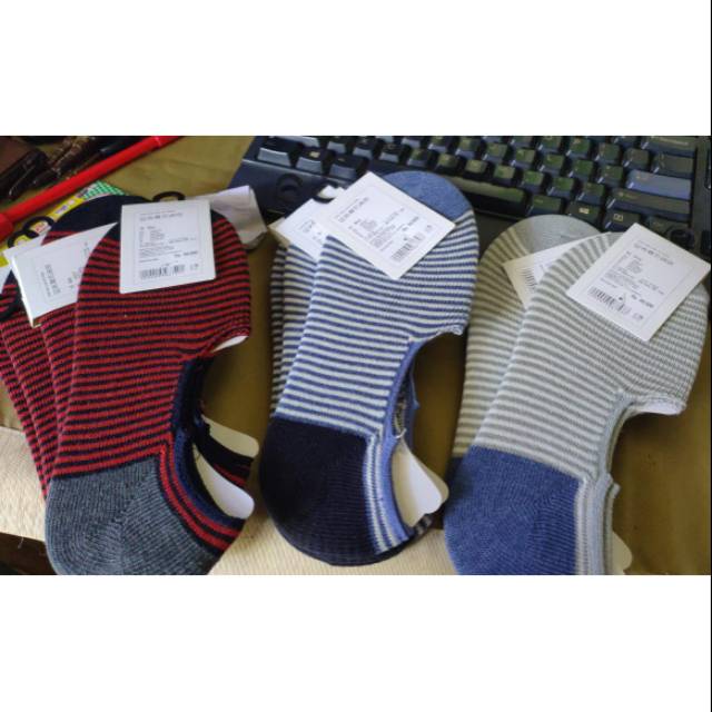 Kaos kaki Uniqlo