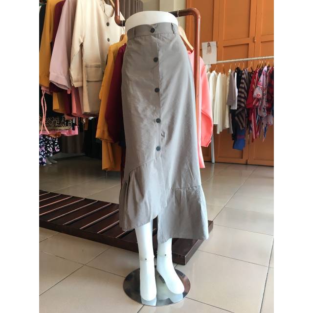 Rok rempel bawah kancing suede CDF