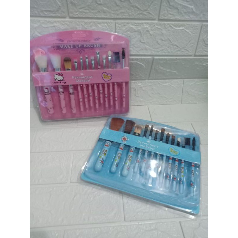 make up brush helloKitty Doraemon