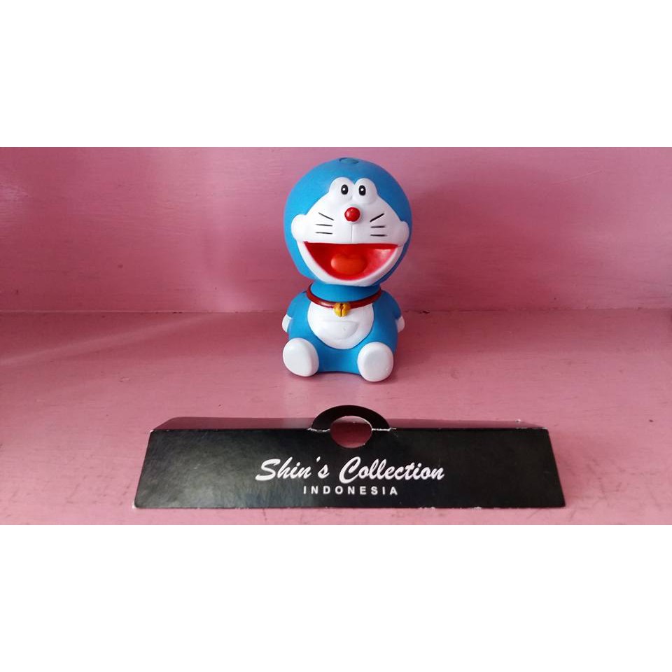 pajangan boneka Doraemon