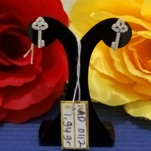Anting tusuk kunci mata