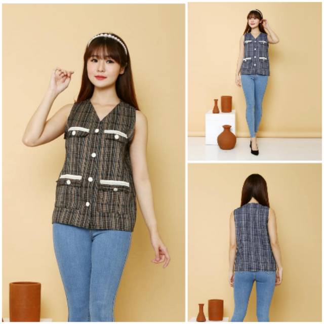 A27.Chanel Buttoned Tweed Vest