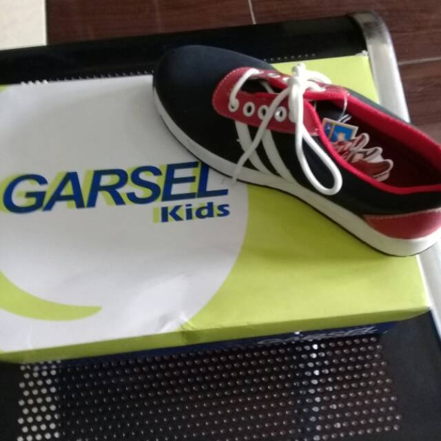 Sepatu anak