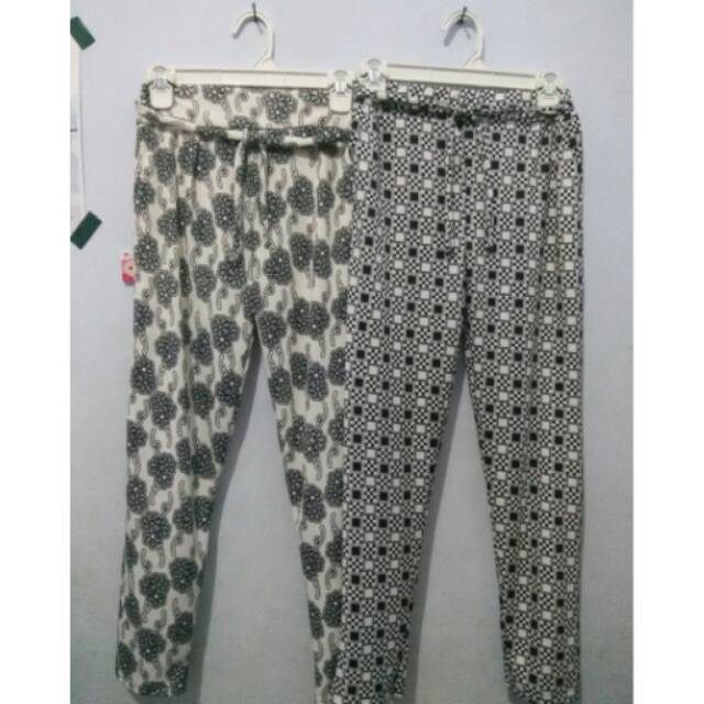 Celana motif