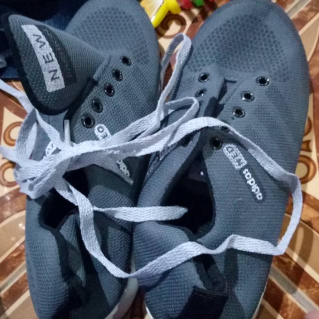 Sepatu olahraga