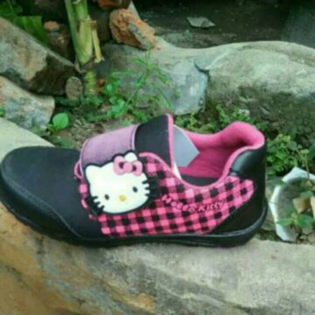 Sepatu sekolah anak tk