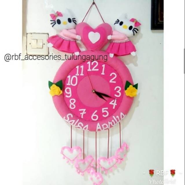 Jam dinding karakter dari flanel