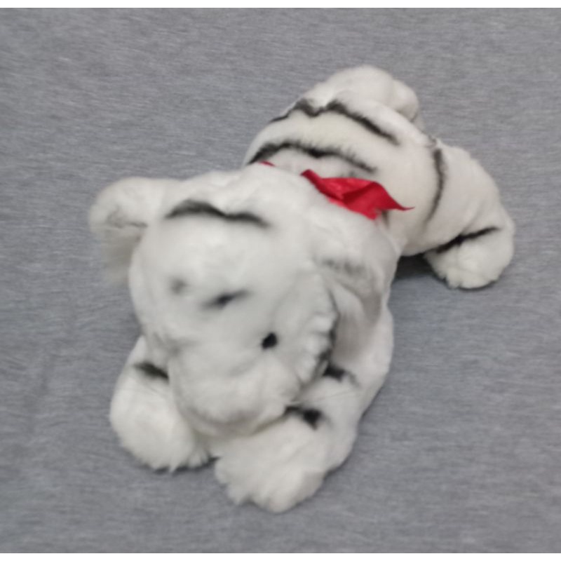 Boneka anak harimau putih