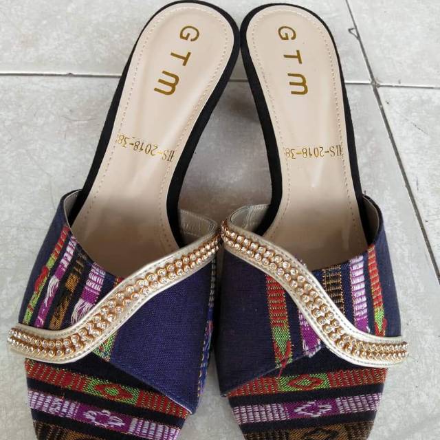 Sepatu etnik manik