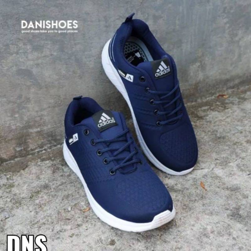 Sepatu sneaker DNS