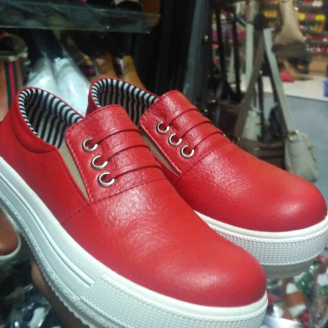 Sepatu kulit wanita