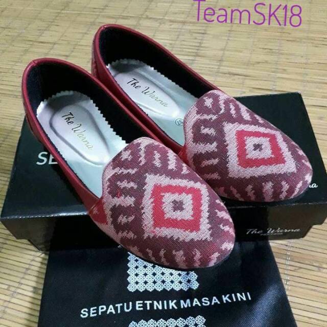 Sepatu the warna