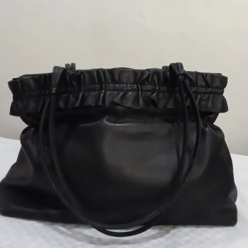 handbag kulit hitam