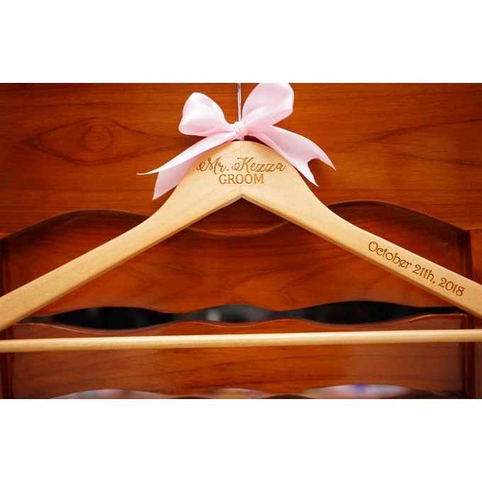 Custom Wedding Hanger Gravir rah