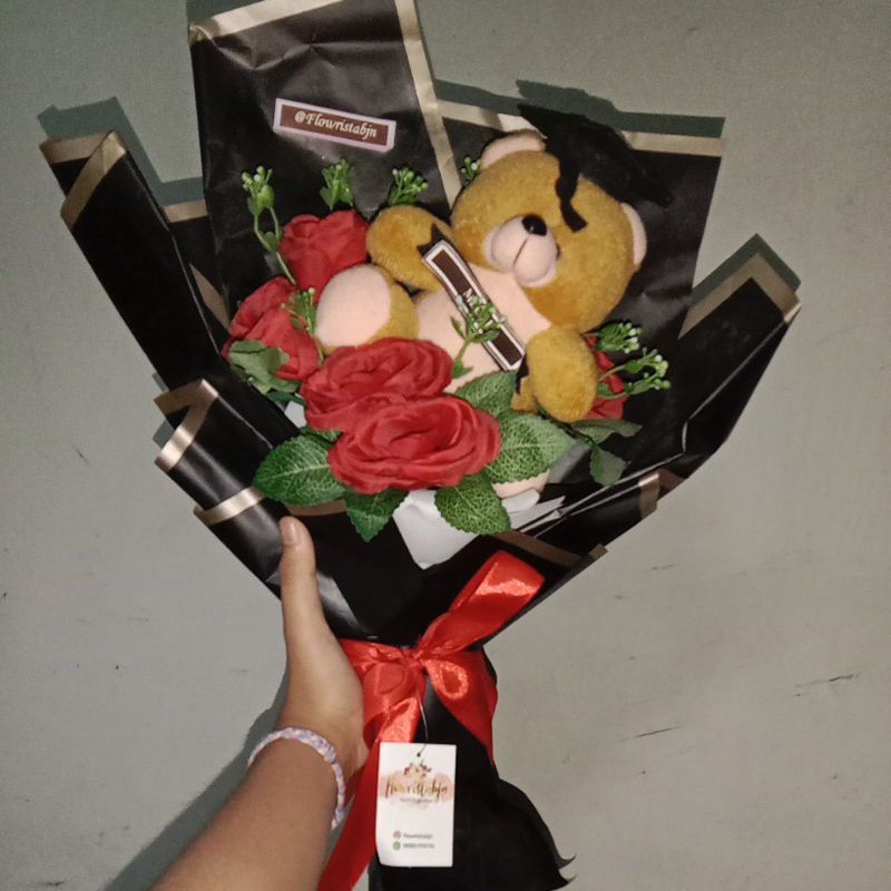 bucket bunga boneka