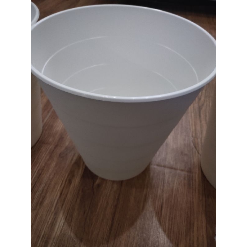 Tempat sampah putih
