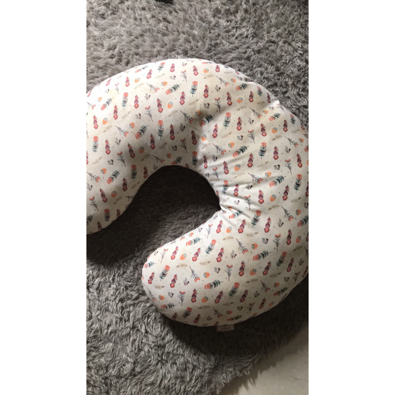 bantal menyusui omiland