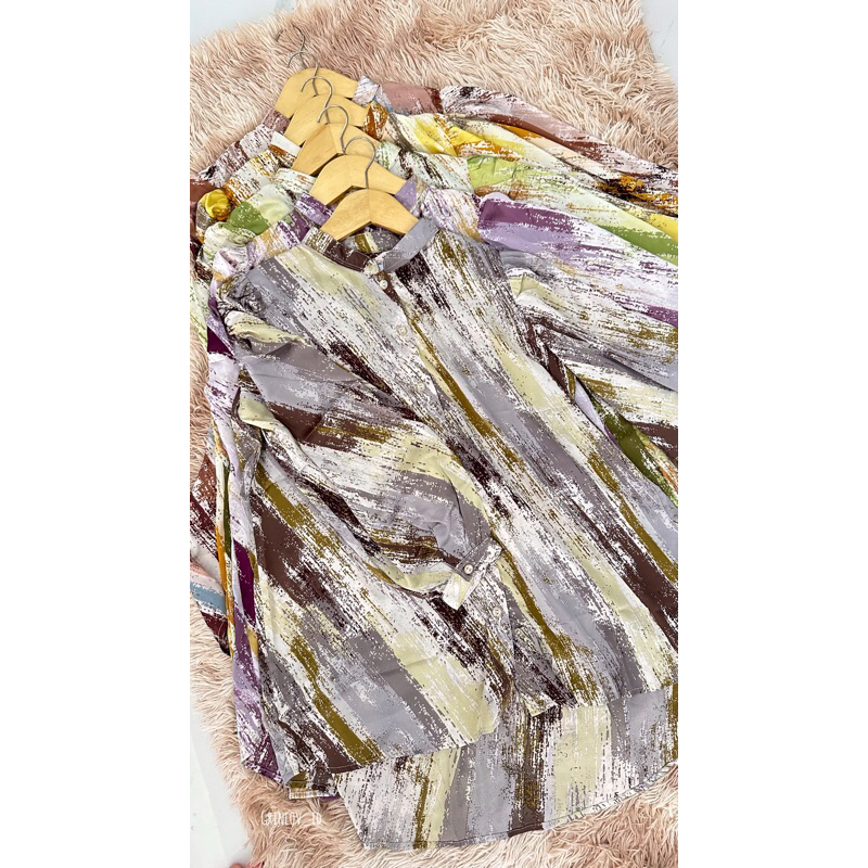 Kemeja Silk abstrak