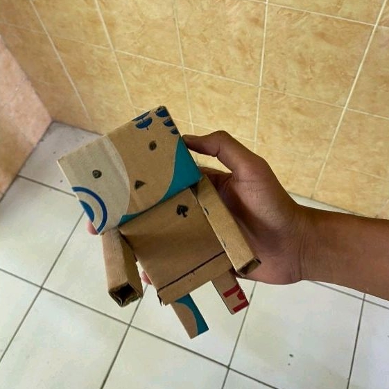 Boneka Danbo dari kardus