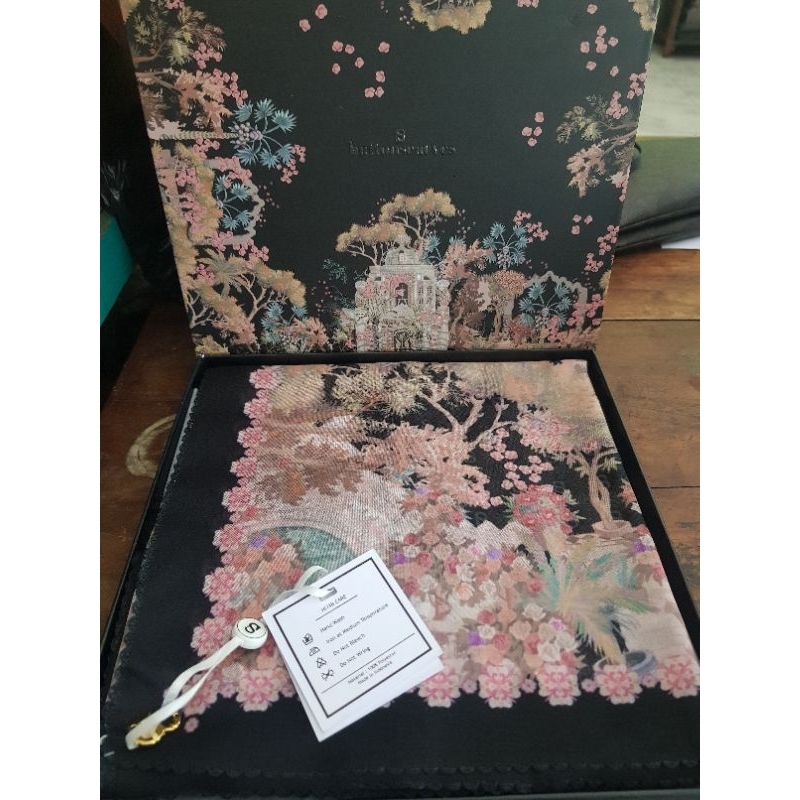 buttonscarves al qasr