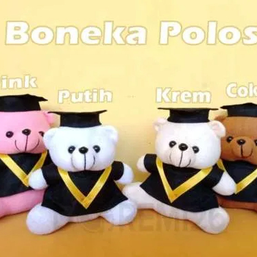 Boneka beruang wisuda